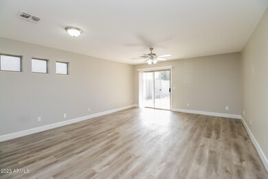 002-photo-living-room-9998725