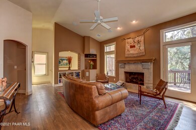004_Living Room