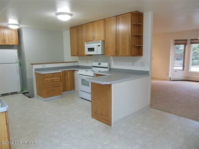 Kitchen w/ breakfast bar