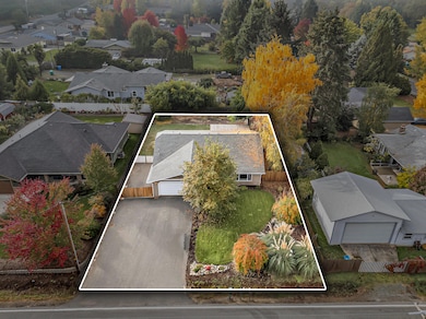 1974 Hamilton Ln, Grants Pass, OR 97527 - photo 2