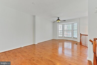 25228 Dunvegan Square, Chantilly, VA 20152 - photo 6