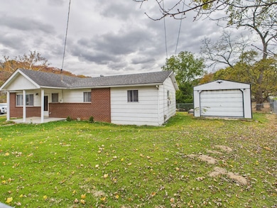 27 N Sycamore St, Peterstown, WV 24963 - photo 4