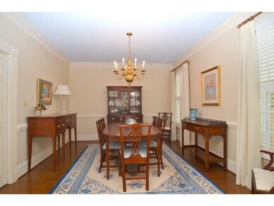 Formal dining rm w hvy mldg