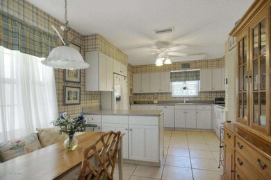 Kitchen w/ breakfast nook