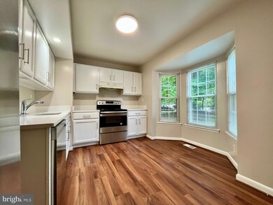 9602 Lindenbrook St, Fairfax, VA 22031 - photo 3