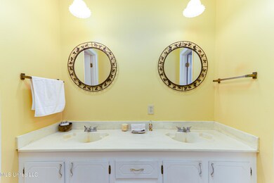MAIN/MASTER ENSUITE BATH