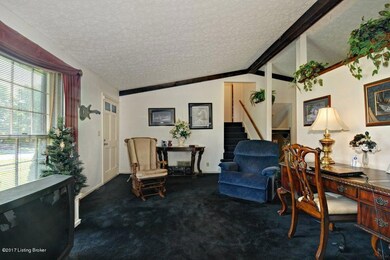 8201 Rochelle Rd, Louisville, KY 40228 - photo 5