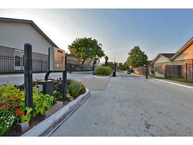 11310 Benttree Cir, Oklahoma City, OK 73120 - photo 2