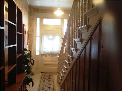 Entry/Foyer.