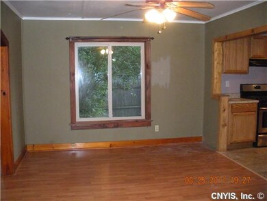 Dining Room Spacious dining room with new laminate
