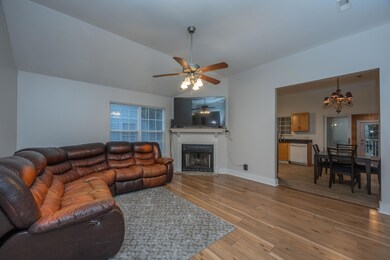 8134HoneysuckleLakeDr005