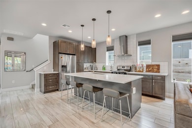 Kitchen with appliances with stainless steel fini