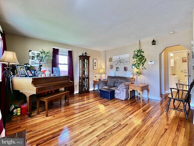 426 Edgewood Ave, Folsom, PA 19033 - photo 7