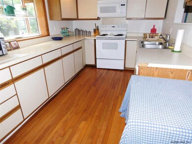 153 Van Dam St, Saratoga Springs, NY 12866 - photo 5