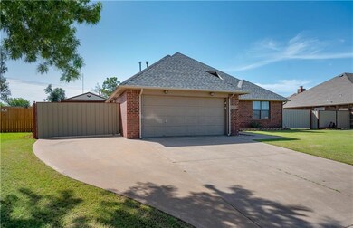 2424 E Hills Dr, Moore, OK 73160 - photo 3