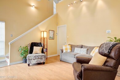208 Yvonne St C -8