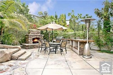 Outdoor Kitchen with Built-In BBQ, Side Burner, Si