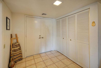 586 Foyer