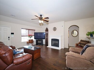 2612 W Fredericksburg St, Broken Arrow, OK 74011 - photo 3