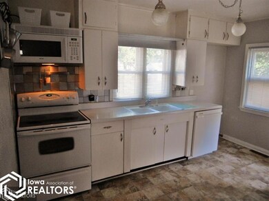 914 1st St N, Newton, IA 50208 - photo 2