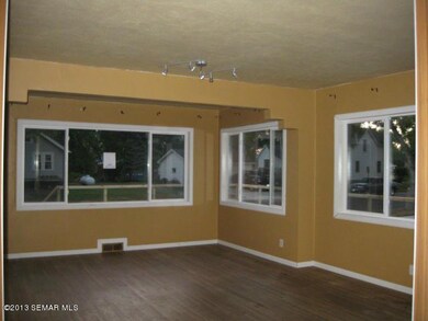 271-885935extrlivingroom