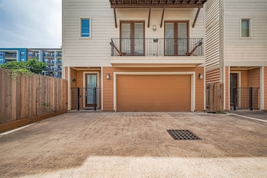 Modern townhouse with a two-car garage and a balco