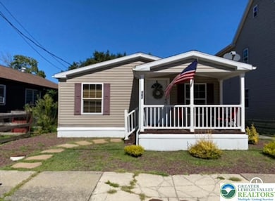 562 W Franklin St, Slatington, PA 18080 - photo 3