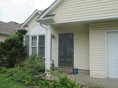 5805 Hudson Lake Dr, Louisville, KY 40291 - photo 2