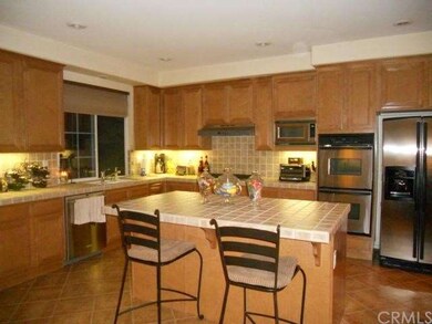 Huge Kitchen w/Center Island