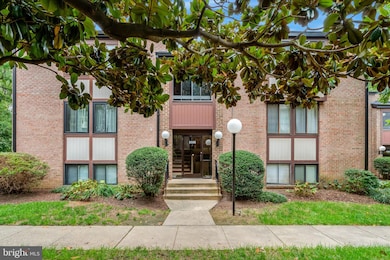 3105 Buccaneer Ct unit 201, Fairfax, VA 22031 - photo 2