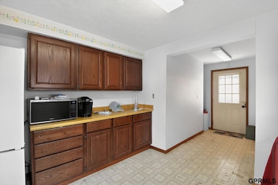 1021 N Nebraska Ave, York, NE 68467 - photo 4