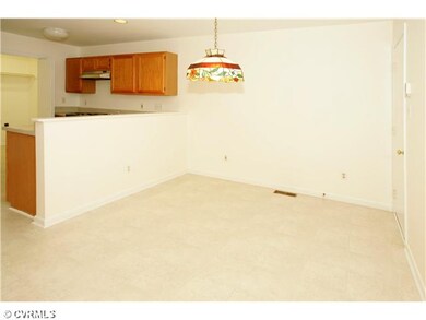 Interior Space/Layout - Eat-in kitchen/dining area