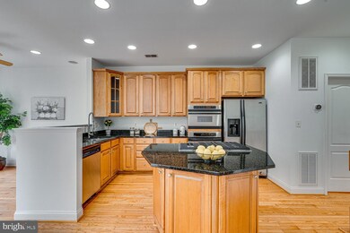 9955 Cyrandall Dr, Oakton, VA 22124 - photo 4