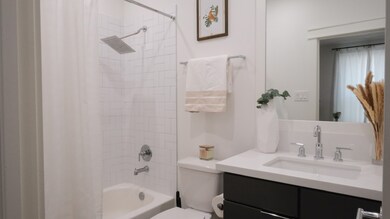 Ensuite guest bathroom w/ tub/shower combo
