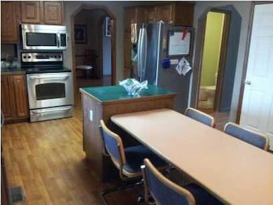 SPACIOUS KITCHEN W/ISLAND