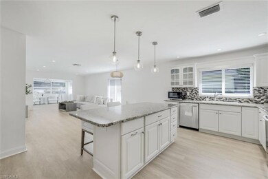 Open floor plan with light and bright kitchen, han