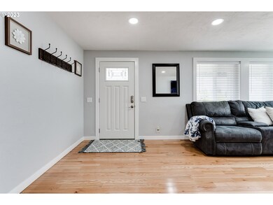 Living Room/Entrance