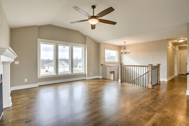Lots of natural day light, vaulted ceiling, hardwo
