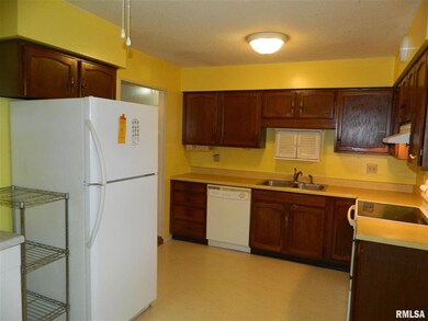 6504 Kelling St, Davenport, IA 52806 - photo 4