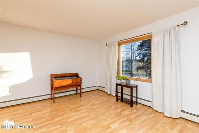 05-Living Room 20210513-DW-4592-Edit