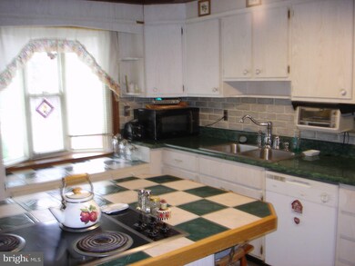 8704 Eddington Rd, Parkville, MD 21234 - photo 7