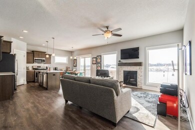 9820 Marnewood Dr, Johnston, IA 50131 - photo 5