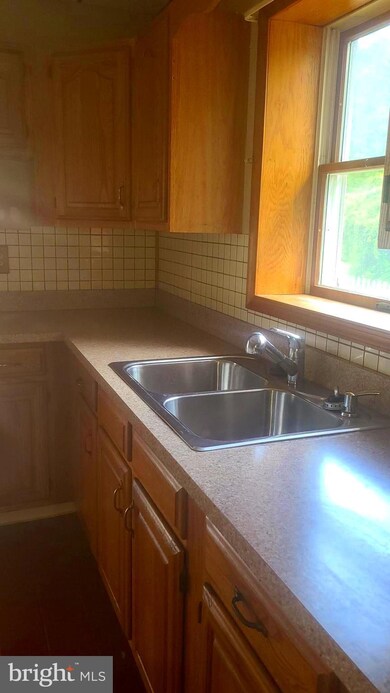 529 W High St, Womelsdorf, PA 19567 - photo 7