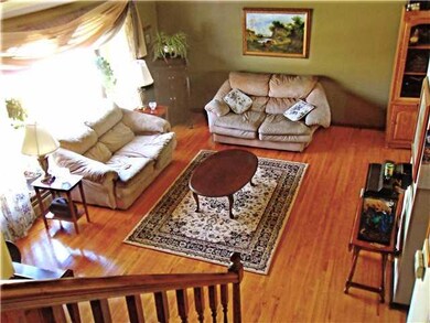 Living Room PRISTINE HARDWOOD FLOORS