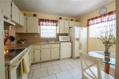 EAT-IN KITCHEN