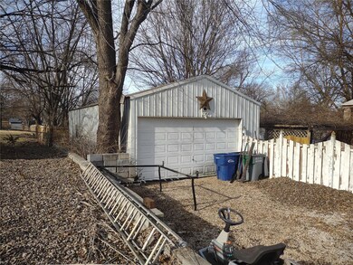 Side View to show the HUGE Size of the Garage