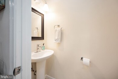 8505 Chapman Oak Ct, Springfield, VA 22153 - photo 7