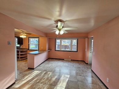 1305 Endl Blvd, Fort Atkinson, WI 53538 - photo 2