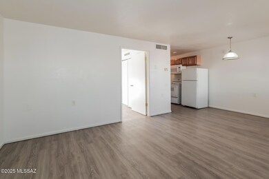 7-photo-Living-Room-4cce1c01-f6f2-40a8-b