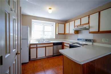 565 Quaker Ln unit 14, West Warwick, RI 02893 - photo 3